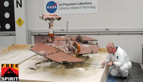 essai en laboratoire de libération de Spirit de son ensablement (source NASA/JPL-Caltech)