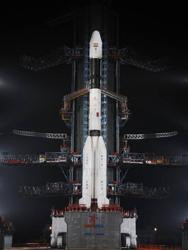 Le lanceur GSLV durant le compte à rebours durant la nuit (source  ISRO)
