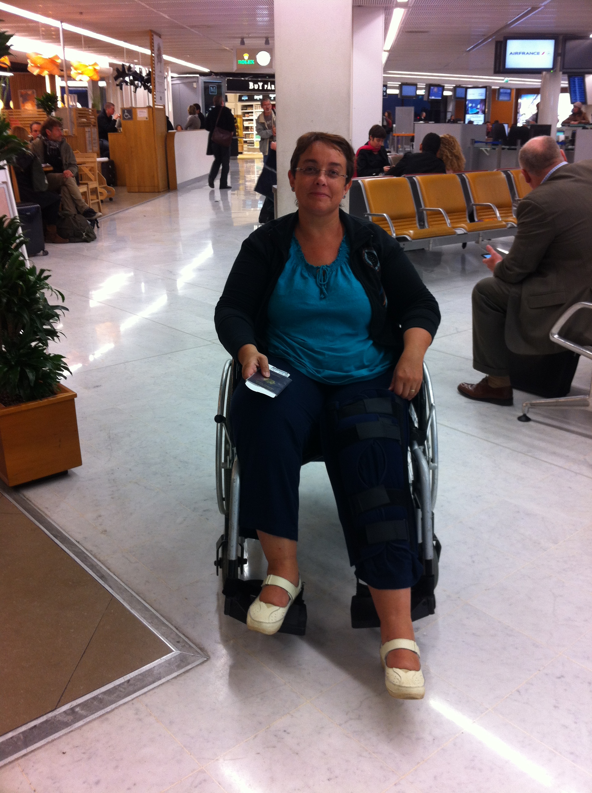 à l'aéroport d'Orly, transfert entre 2 avions en chaise roulante