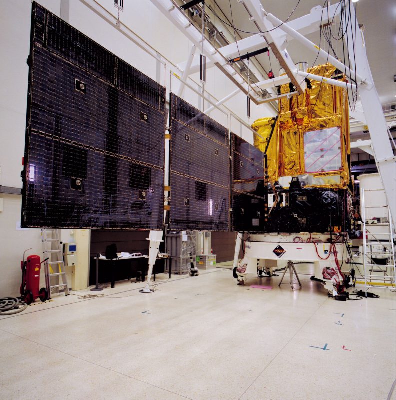 L'un des 2 panneaux solaires de 32m de long en essai de déploiement au sol à l'ESTEC d'où Rosetta tire toute son énergie électrique (source ESA-A.Van Der Geest)