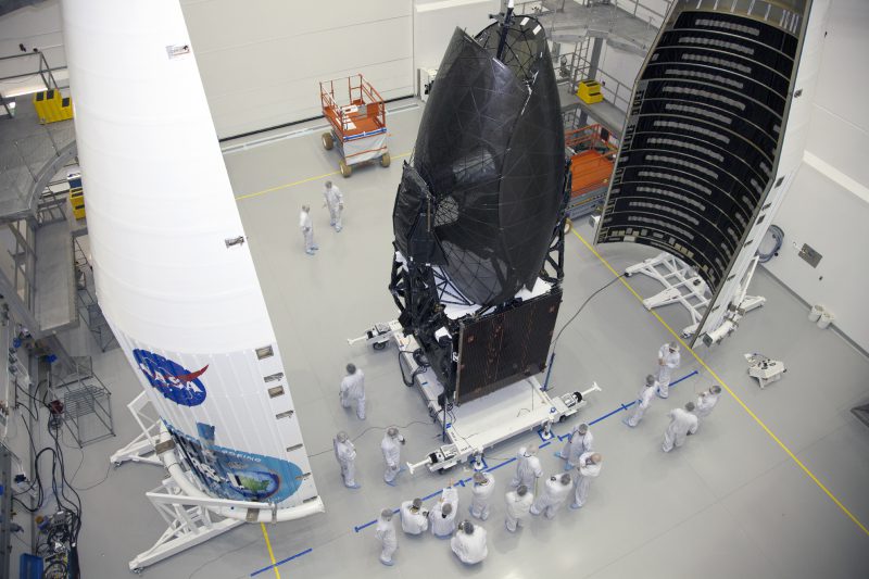 Mise en place de la coiffe d’Atlas V sur le satellite TDRS-L (source NASA)