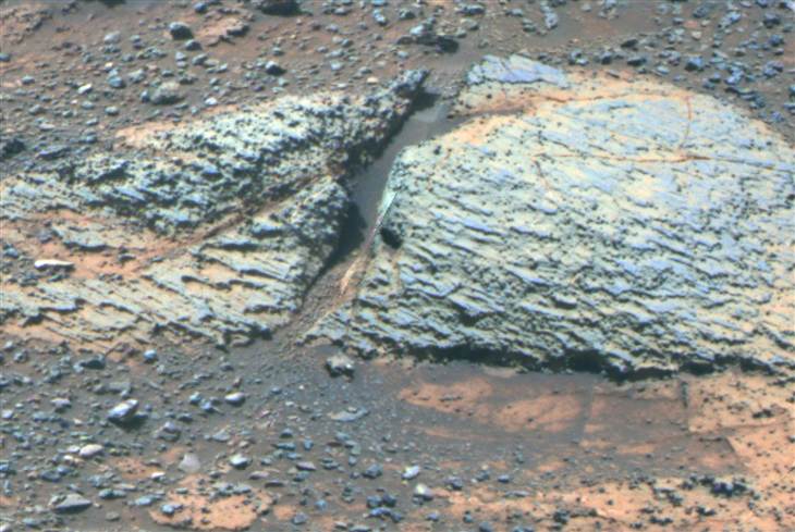 Vue en fausses couleurs acquise en septembre 2012 de stratifications de faibles épaisseurs significatives d'un ancien environnement aqueux sur Mars. (Crédit: Université de l'Etat de la NASA / JPL-Caltech / Cornell / Arizona )