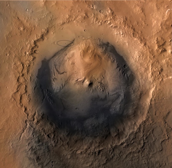 Le cratère Gale sur Mars - Curiosity en bas de la pente [voir le cercle] (via http://astrobites.org/)