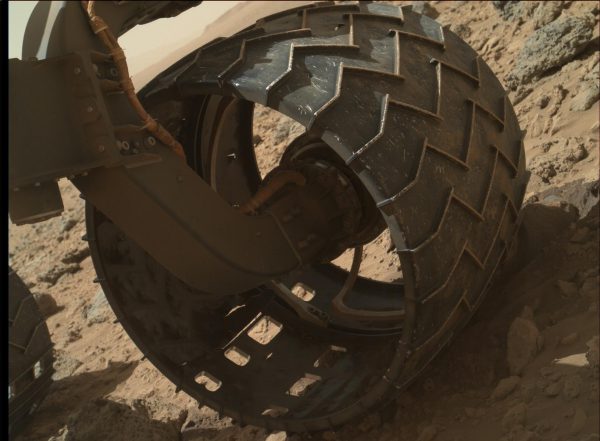 La roue avant gauche de Curiosity rover de la NASA montre des bosses et des trous dans cette image prise lors de la 469e jour martien (30/11/2013). L'image a été prise par l'Imager Mahli qui est monté à l'extrémité du bras robotisé de Curiosity. Curiosité avait alors roulé 4,47 km (source NASA/JPL-Caltech)