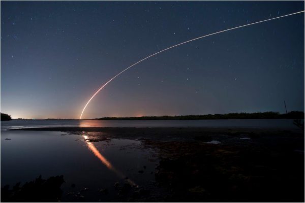 Le décollage de la fusée Delta IV prise en photo depuis Vero Beach en Floride par Sam Wolfe (via twitter @TCPalmSamWolfe)