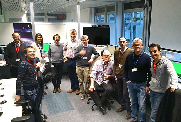 les équipes d'Astrium de Stevenage, de Friedrichshafen et de Toulouse lors des premières étapes en vol de Gaia (source : AirbusDS)