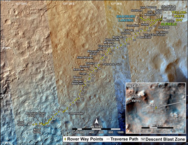 Cette carte montre le chemin parcouru par Curiosity au 18 Février 2014. Les points numérotés indiquent les étapes à chaque jour martien ou SOL. Le Nord est en haut. L'échelle est de 500 mètres. De Sol 545 à Sol 546, Curiosité avait  parcouru une distance d'environ 1,21 mètres en ligne droite. L'image servant de base à la carte provient de la Caméra Haute Résolution Imaging Science (HiRISE) sur Mars Reconnaissance Orbiter de la NASA. (Crédit: NASA / JPL-Caltech / Univ. de l'Arizona)