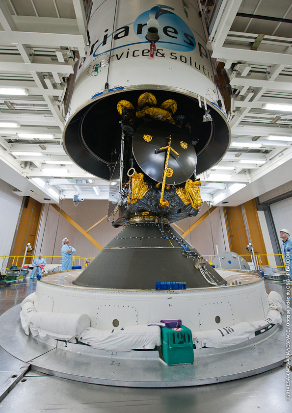 Vol Ariane 217 – Installation de la coiffe sur le satellite Athena-Fidus au sommet du lanceur (source Arianespace/CSG)