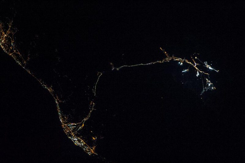 Les sites olympiques de Sochi pris de nuit depuis l'ISS, le 2 février 2014 en 400 mm (source NASA via P. Caltner)