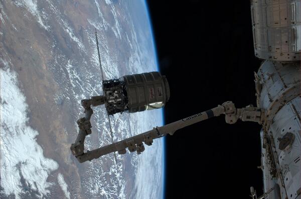 Le cargo Cygnus au bout du bras Canadarm de la Station juste avant son largage (source NASA)