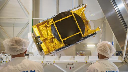 Le satellite ASTRA 5B lors de sa mise en conteneur pour le départ pour le site de lancement (source AirbusDS)