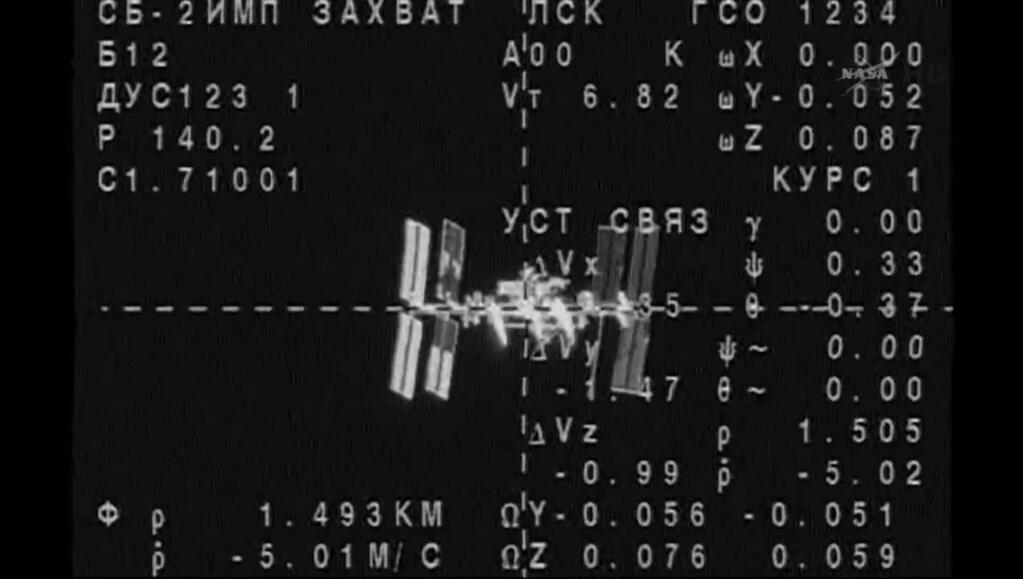 Le vaisseau Soyouz TMA-12 à environ 1,5 km de l'ISS (capture NASA TV)