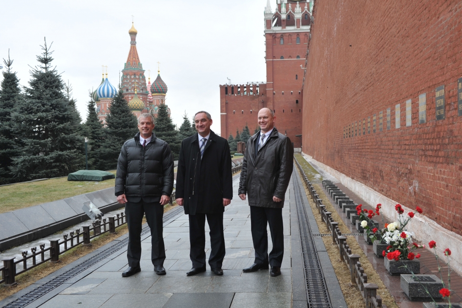 Dans le cadre des traditions avant un vol russe, l'équipage Exp39 a déposé des fleurs devant le mur du Kremlin à Moscou en hommage aux icônes spatiales russes qui y sont enterrés (source NASA)
