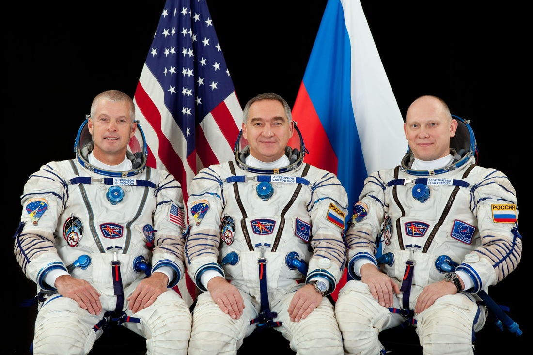Les 3 nouveaux membres d'équipage de l'Expédition 39 - de gauche à droite : Steven Swanson, Alexander Skvortsov et Oleg Artemyev (Photo: Gagarin Cosmonaut Training Center)