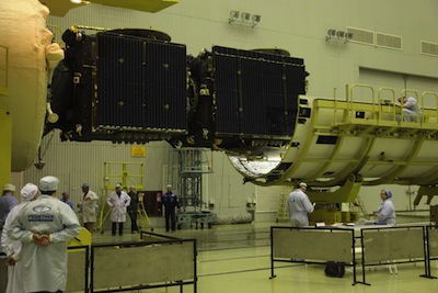 Les 2 satellites Express AT1 et Express AT2 satellites installés sur le dernier étage du lanceur, avant la mise sous coiffe (source : Roscosmos)