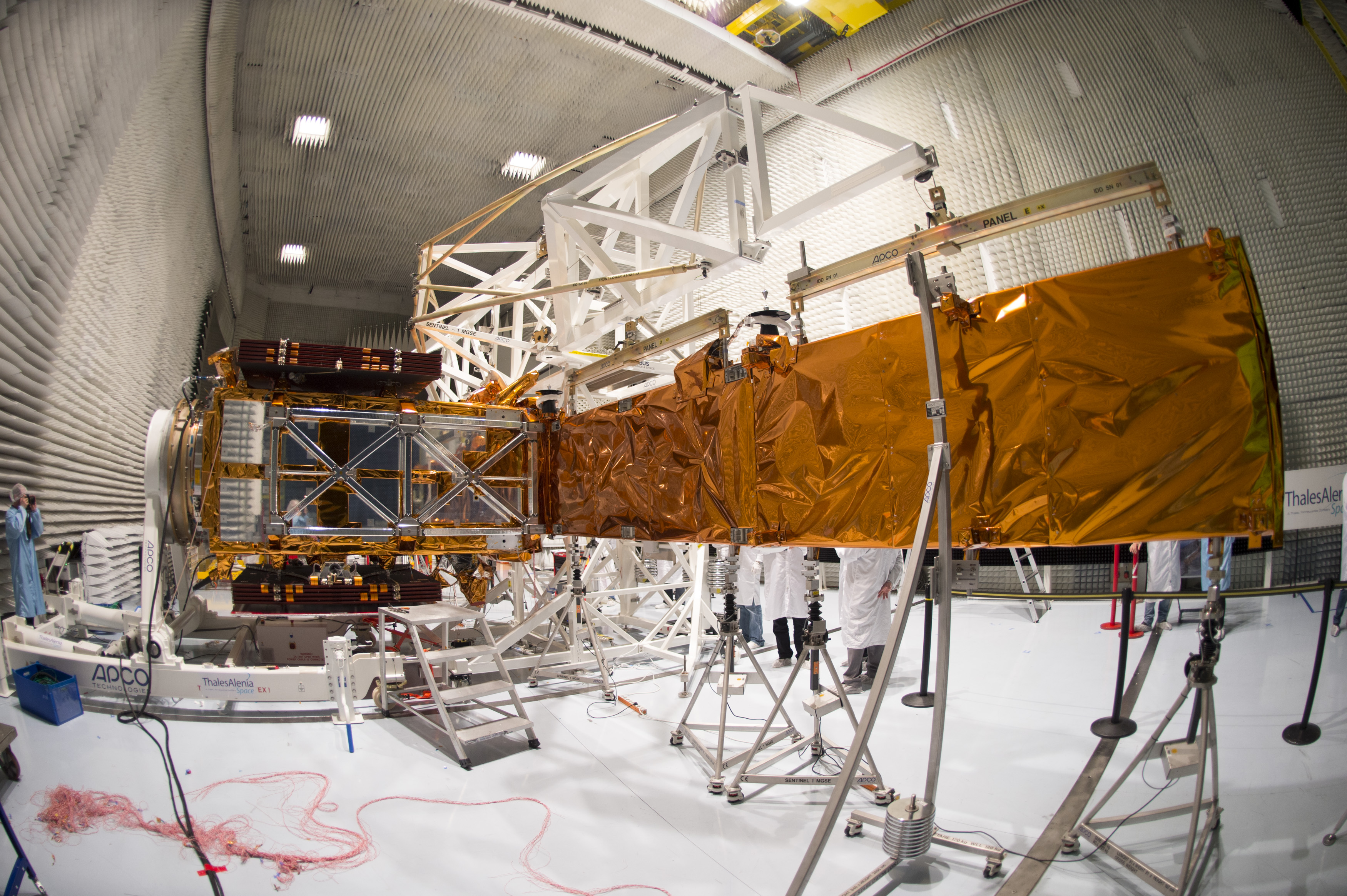 Test du déploiement de l'antenne du radar Sentinel-1A chez Thales Alenia Space à Cannes, France, le 21 Janvier 2014. Comme le satellite est conçu pour fonctionner en orbite, il est suspendu à une structure pour simuler l'apesanteur. (crédit : ESA-S. Corvaja)