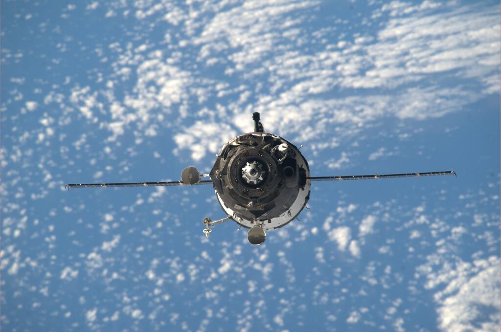 Le vaisseau Soyouz TMA-12 en approche photographié depuis l'ISS par le commandant K. Wakata (source NASA)