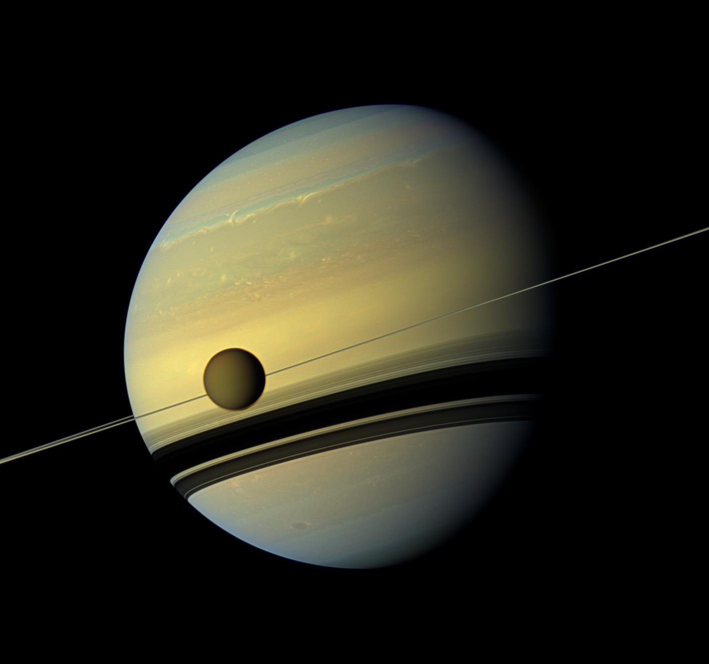 Titan devant Saturne vu par la sonde Cassini (source NASA/JPL-Caltech/Space Science Institute)