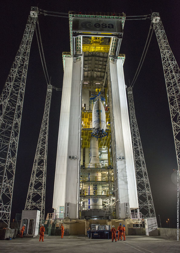 Hissage de la coiffe et du satellite DZZ-HR au sommet de la fusée VEGA VV03 (source CSG/Arianespace)