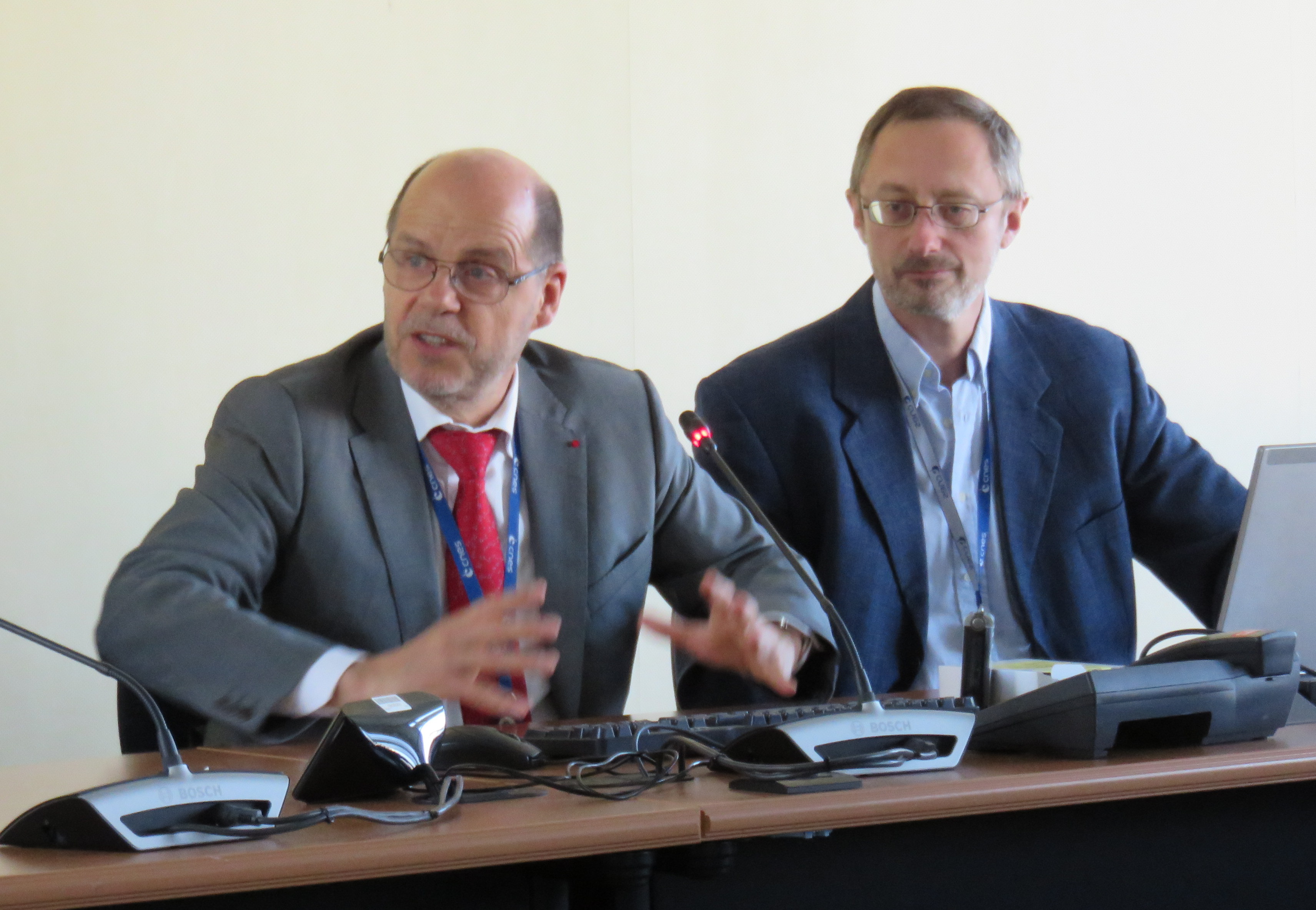 Marc Pircher, directeur du Centre spatial de Toulouse,  et Philippe Gaudon, chef de projet CNES de la participation française à la mission Rosetta