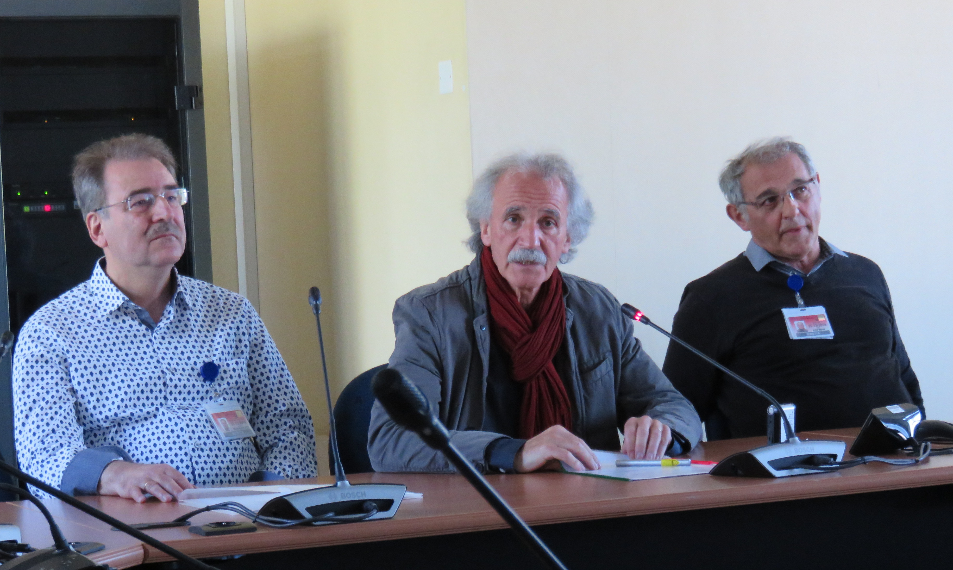 de gauche à droite : M. Böhnhardt du responsable scientifique allemand pour Philae, Jean-Pierre Bibring, responsable scientifique français de Philae et de l'instrument CIVA, M. Kofman, responsable scientifique de l'instrument CONSERT