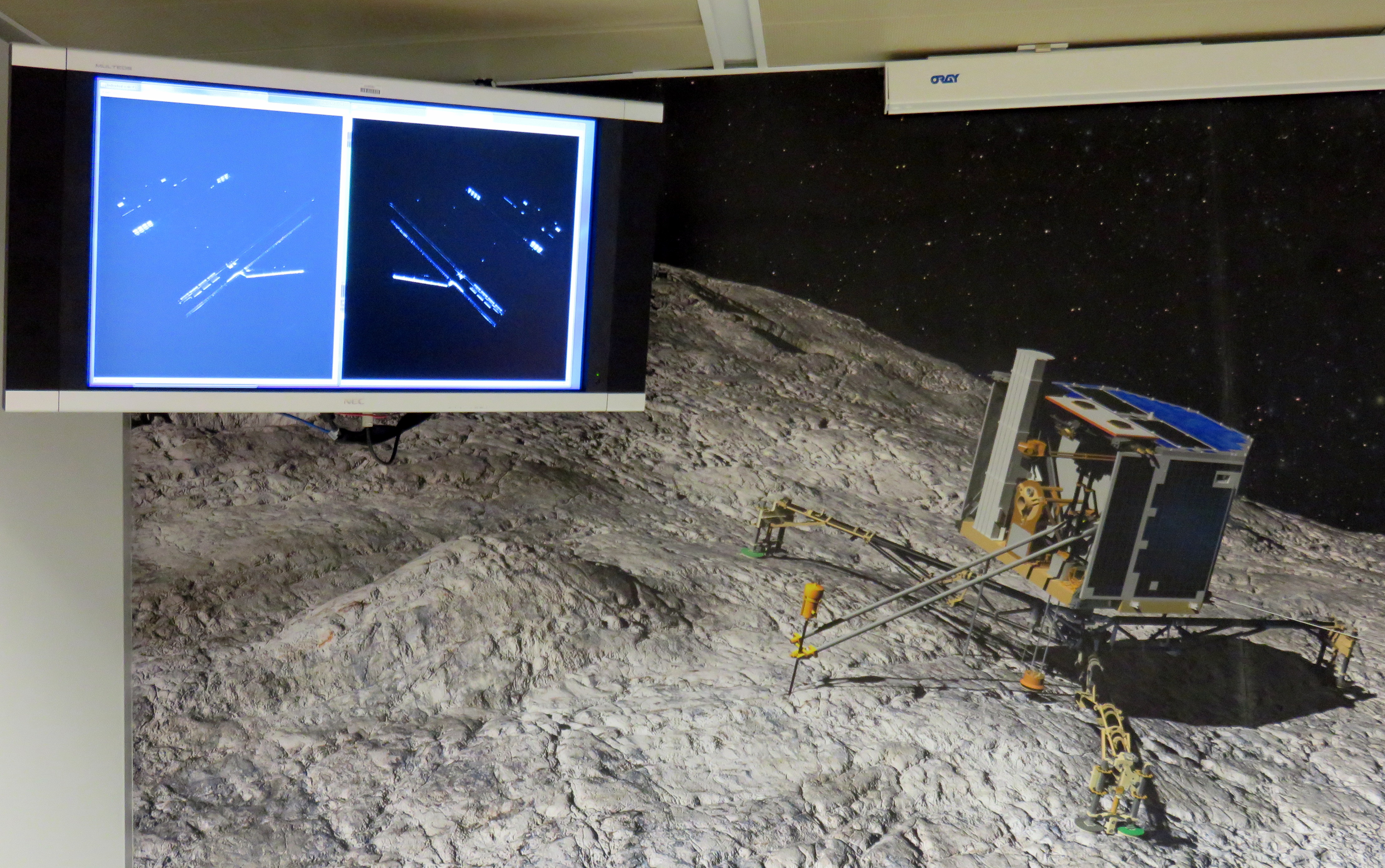 un des écrans du SONC avec les premières images prises par Philae