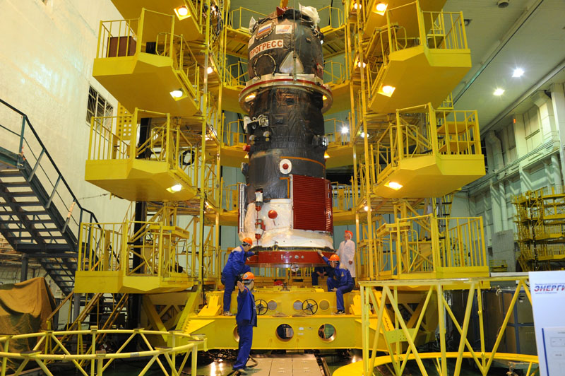 Le cargo Progress M23-M lors de sa mise en place sur l'adaptateur lanceur (source RSC Energia)