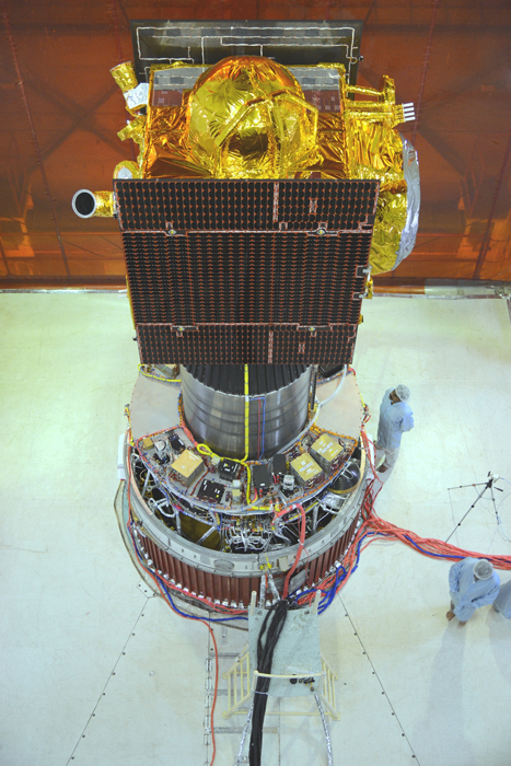 IRNSS-1B installé sur le 4e étage du lanceur PSLV-C24 (source ISRO)