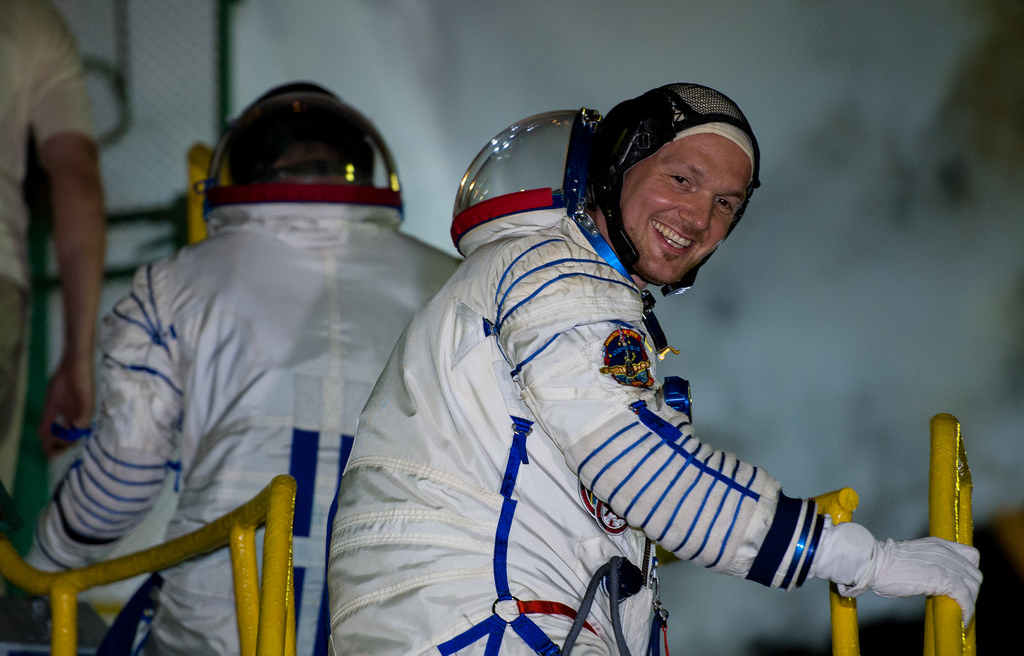 Alexandre Gerst juste avant de s'installer dans le Soyouz TMA-13 (source NASA)