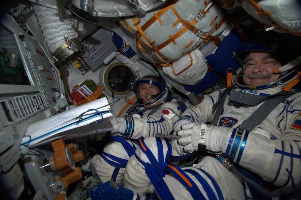 Koichi Wakata et Mikhail Tyurin dans le Soyouz avant le départ (source Twitter)