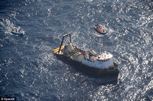 Bateau de récupération du Dragon SpX3 (source SpaceX)