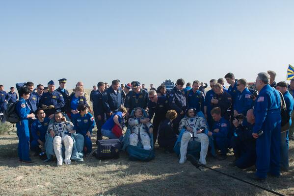 Les 3 astro/cosmonautes de l'Expédition 39 sont de retour sur Terre (photo via @ShuttleAlmanac)