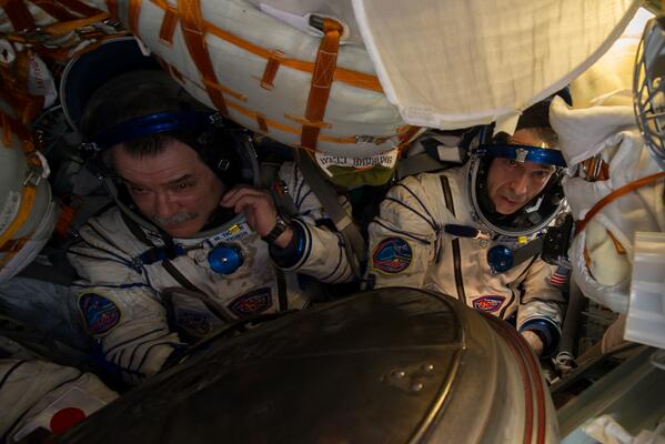 Première photo de l’intérieur du Soyouz TMA-11 après l'ouverture de l'écoutille après l'atterrissage (photo via @ShuttleAlmanac)