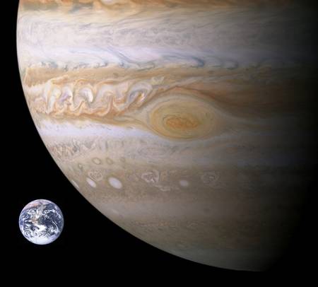 Une comparaison entre la Terre et la Grande Tache Rouge de Jupiter. C'est un anticyclone très stable existant depuis au moins 300 ans dans l'atmosphère de la géante gazeuse (source Nasa)