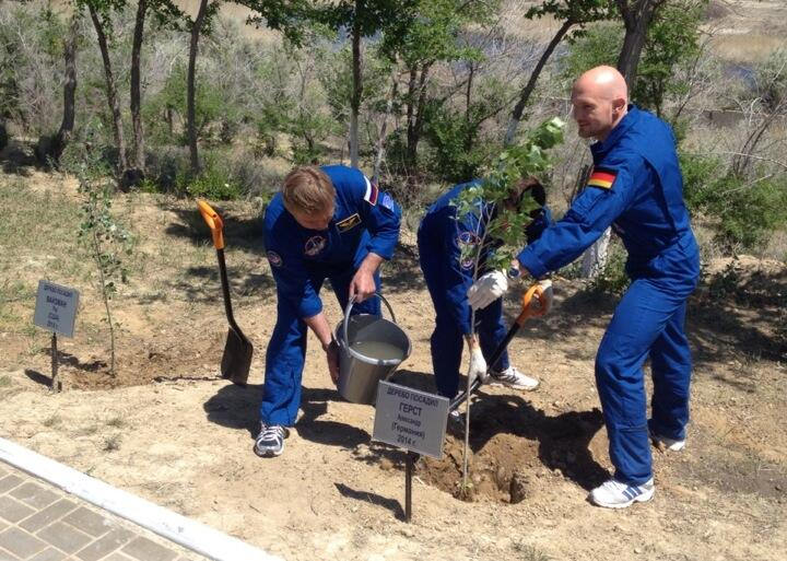 Plantation de l'arbre des cosmonautes à Baïkonour (source Astro_Alex)