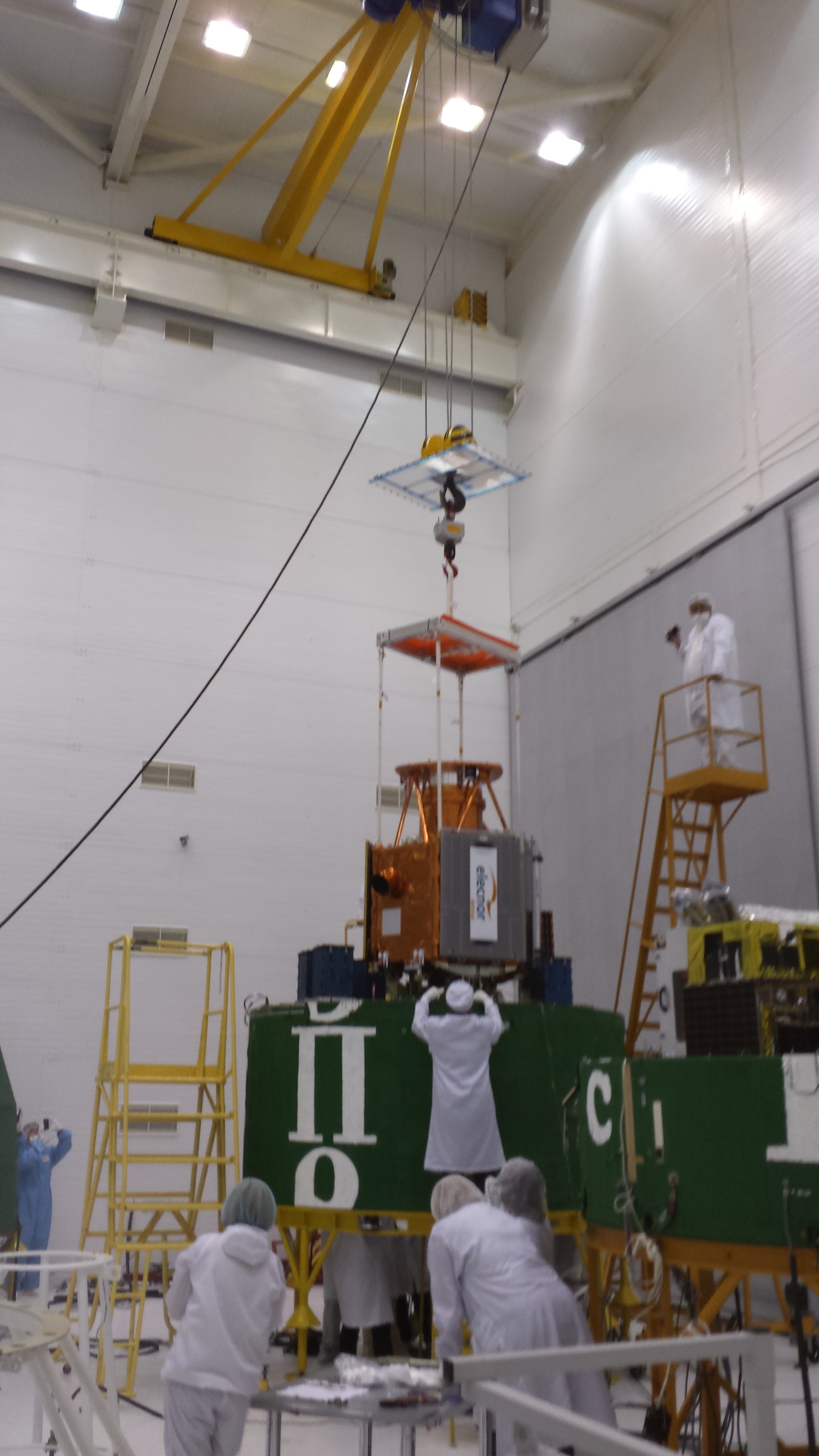 Installation de Deimos-2 sur l'une des 2 plateformes de déploiement de satellites de Dnepr (source ISIS Launch Services weblog)