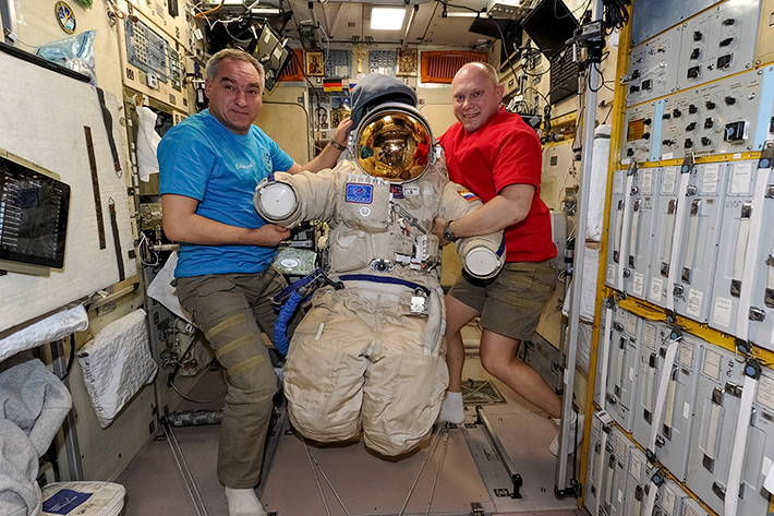 Aleksandr Skvortsov et Oleg Artemyev, avec l'une des combinaisons Orlan utilisées pour les sorties sptaieles russes (source Oleg Artemyev)