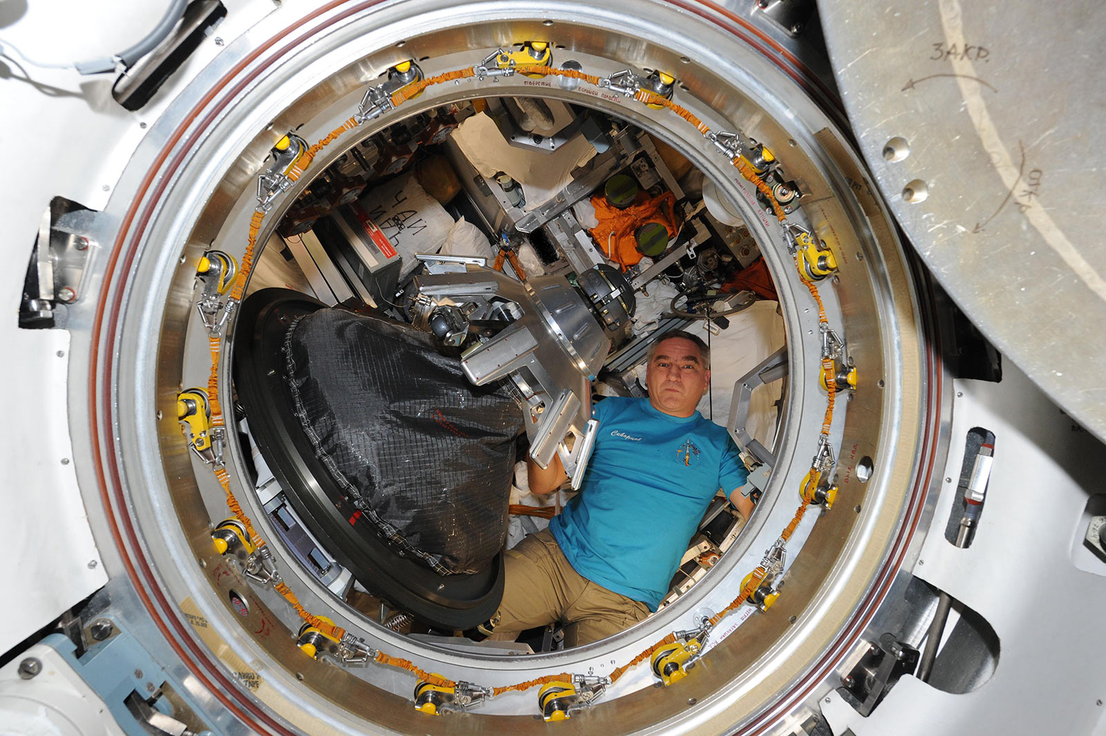Alexander Skvortsov dans le cargo Progress (source Oleg Artemyev)