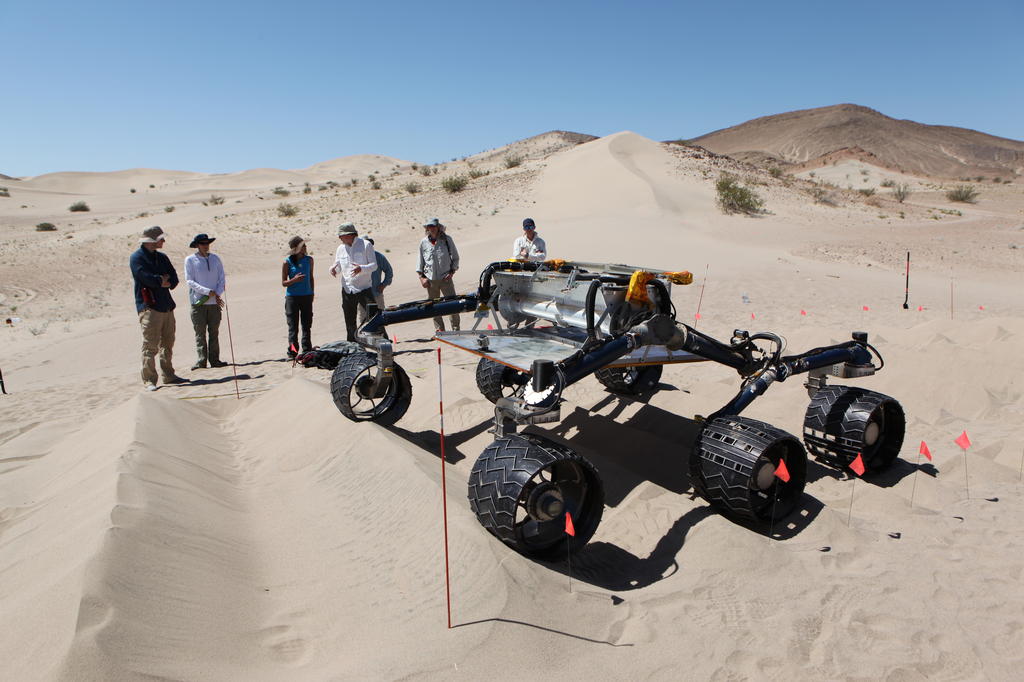 Les ingénieurs testent la réplique du rover sur un parcours d'obstacles de dunes. Ce test a été effectué dans le Dumont Dunes dans désert de Mojave en Californie, près de Death Valley. (Crédit : NASA / JPL-Caltech)