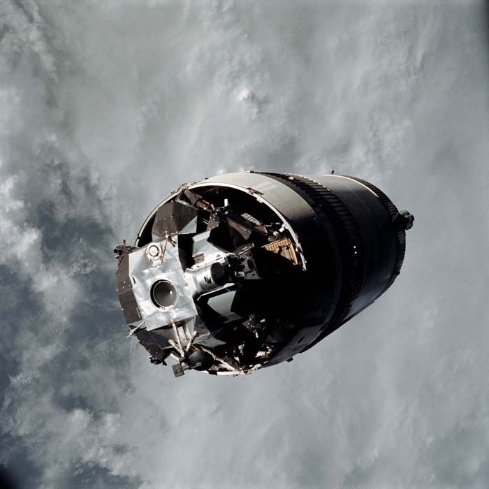 Le module lunaire "Spider", reste attaché au 3e étage Saturn IVB en orbite autour de la Terre avant l'amarrage avec le Module de Commande / Module de service d'Apollo 9, "Gumdrop", le 3 Mars 1969 (source NASA)