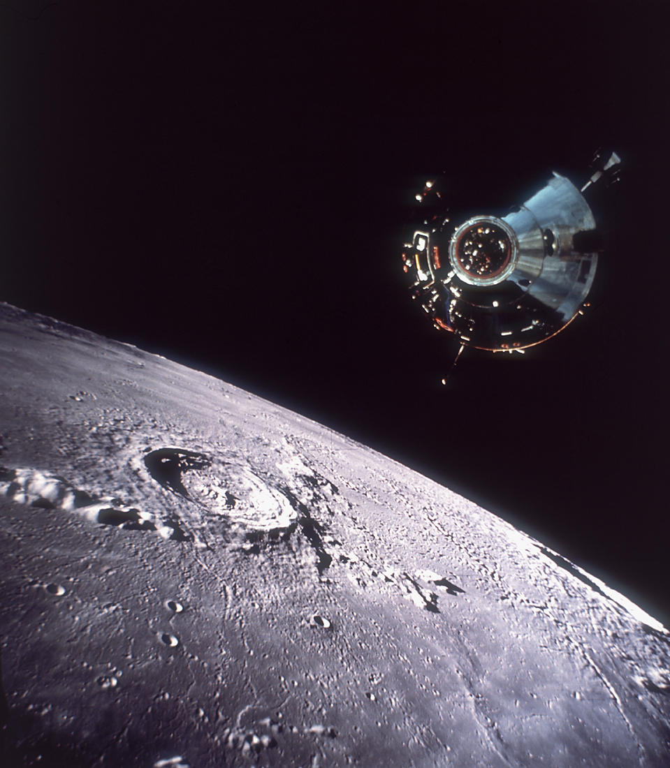 Le Module de The Apollo Command/Service Module stationed over the moon’s surface during the Apollo 11 mission, 20th July 1969. (Hulton Archive/Getty Images)