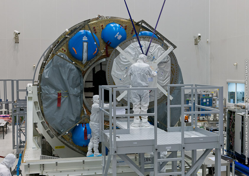 Après l'achèvement du chargement du fret initial, la grande ouverture à l'arrière de l'ATV ICC est scellé (© ESA-CNES-ARIANESPACE / Optique Vidéo du CSG)