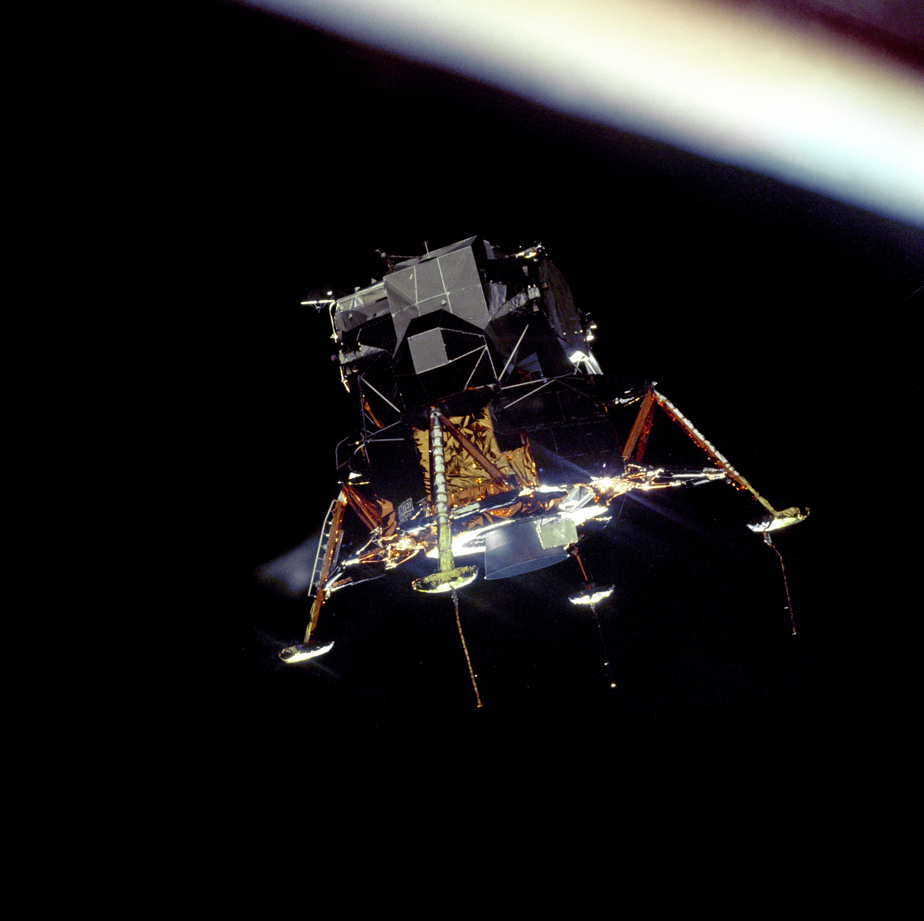 Le Module Lunaire (LM) Apollo 11 "Eagle", dans sa configuration d'atterrissage, photographié depuis l'orbite lunaire à partir des modules de commande et de service (CSM) "Columbia" (source NASA)