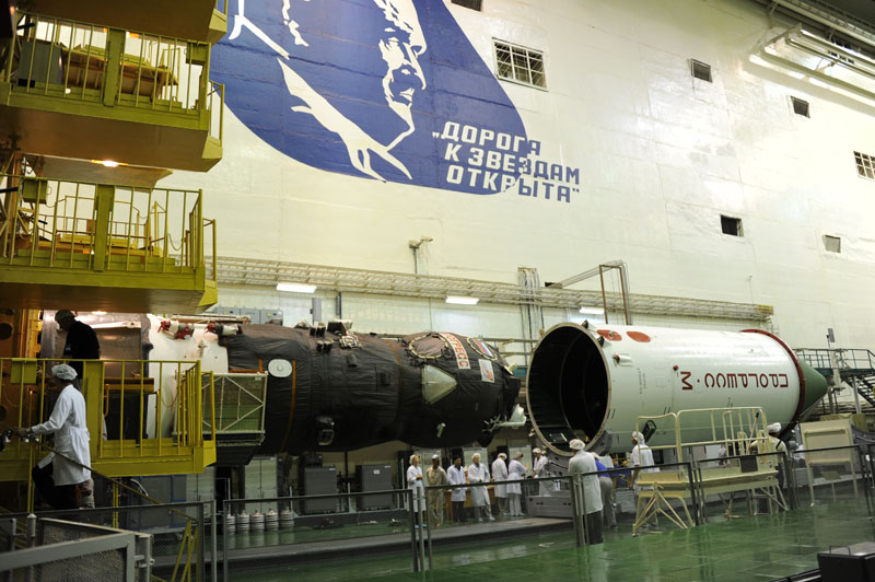 mise en place de la coiffe sur le Progress M-24M (Photo: RSC Energia)