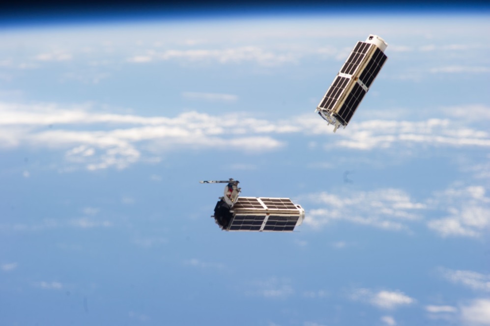Deux des 28 satellites "Dove" qui composent la première constellation sont été mis en orbite plus tôt cette année à partir de l'ISS (Photo : NASA)