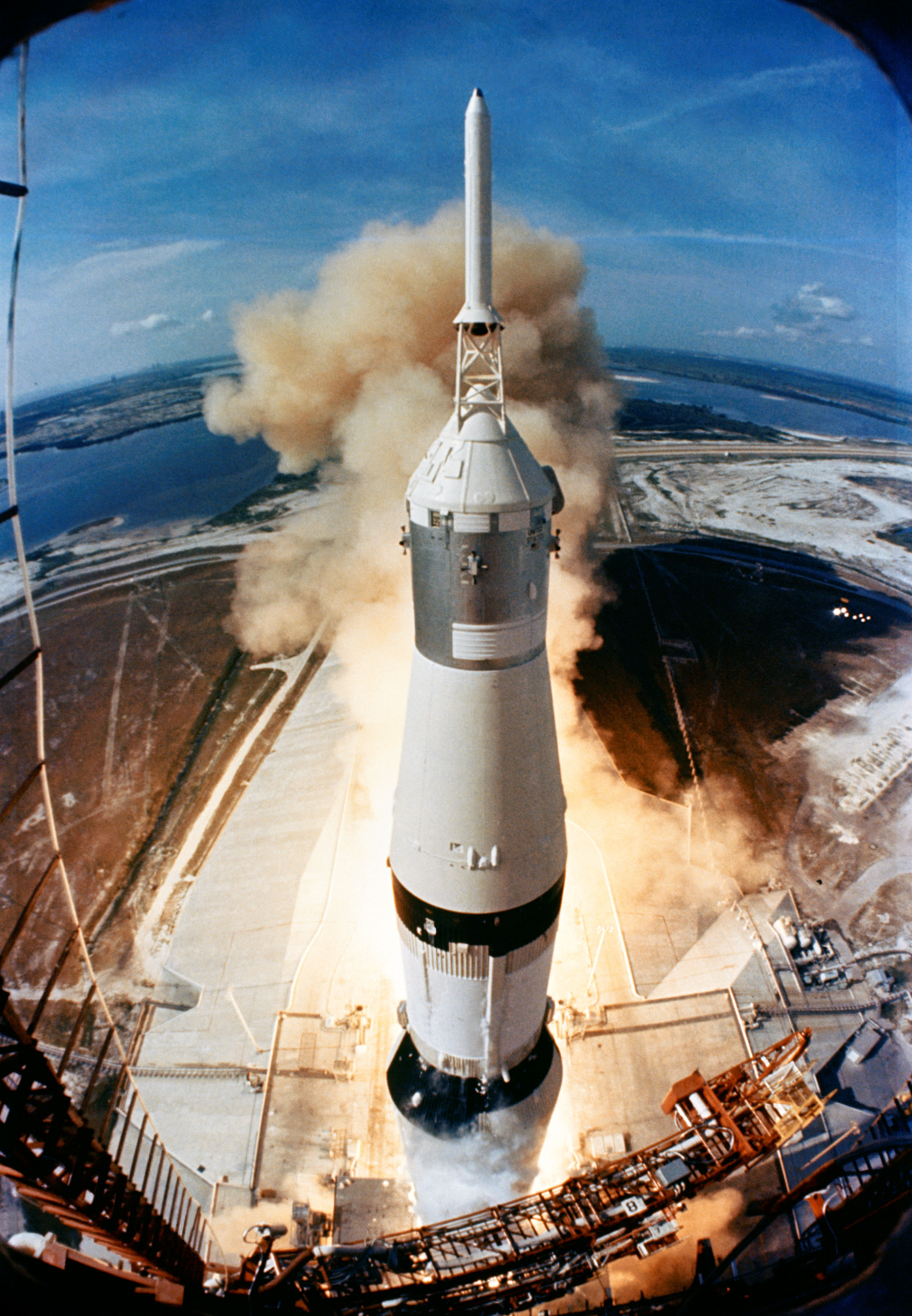 la fusée Saturn 5 décolle le 16 juillet 1969 emportant l'équipage d'Apollo 11 (source NASA)