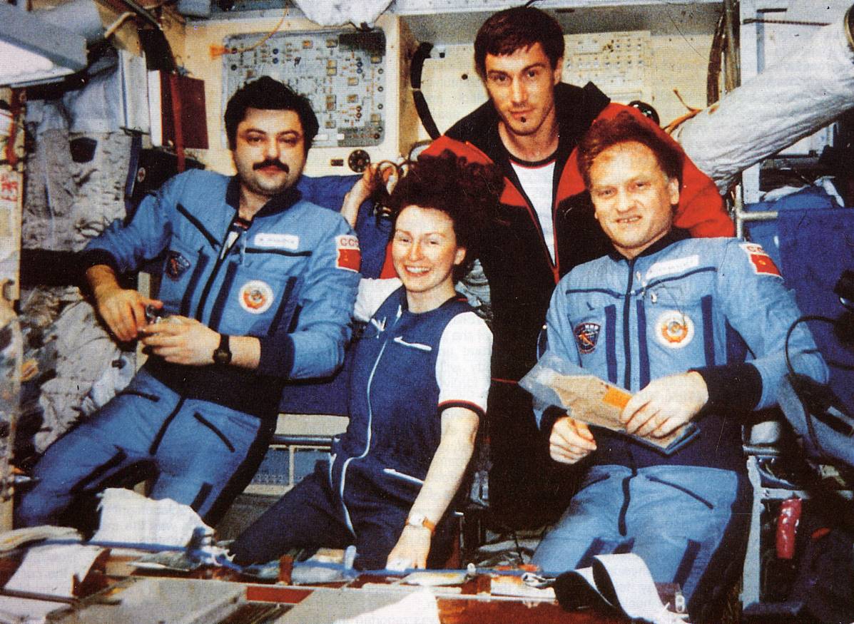 1991 Une partie de l'équipage de Mir (de G à D) : Musa Manarov, Helen Sharman, Sergei Krikalev, Anatoly Artsebarsky (source http://www.capcomespace.net)