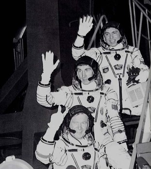 De bas en haut, avant le décollage le 26/11/88, Jean-Loup Chrétien, Sergueï Krikaliev et Alexandre Volkov (source http://lc.cx/Pmp) 
