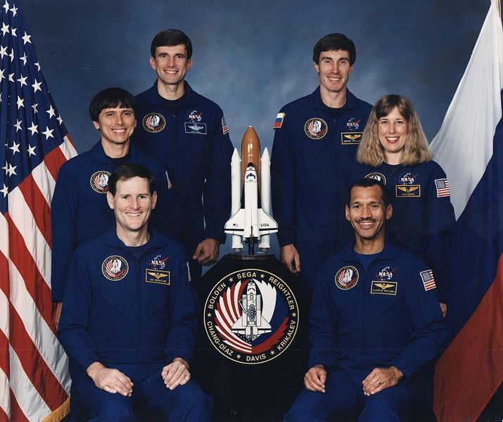 Équipage de STS-60  (de G à D) Devant  : Kenneth S. Reightler Jr., Charles F. Bolden Jr. Rangée du milieu : Franklin R. Chang-Diaz, N. Jan Davis. Au fond : Ronald M. Sega, Sergei K. Krikalev (source Wikipedia)