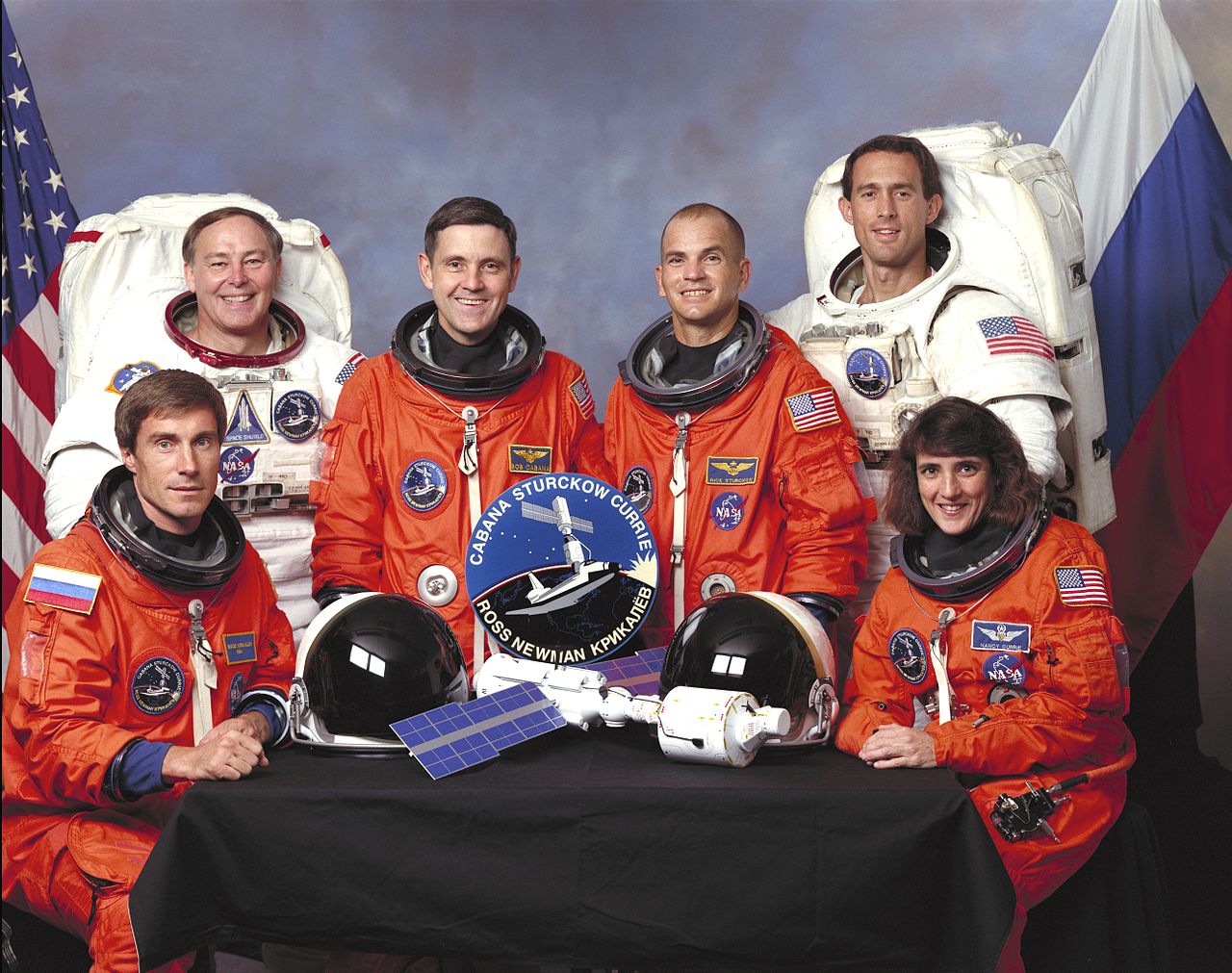 Equipage de STS-88 : (de G à D) Sergei Krikaliov, Jerry Ross, Robert Cabana, Frederick Sturckow, James Newman et Nancy Curry (source wikipedia)